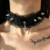 Choker z čiernej čipky s krídlami a bodcami – gotický štýl