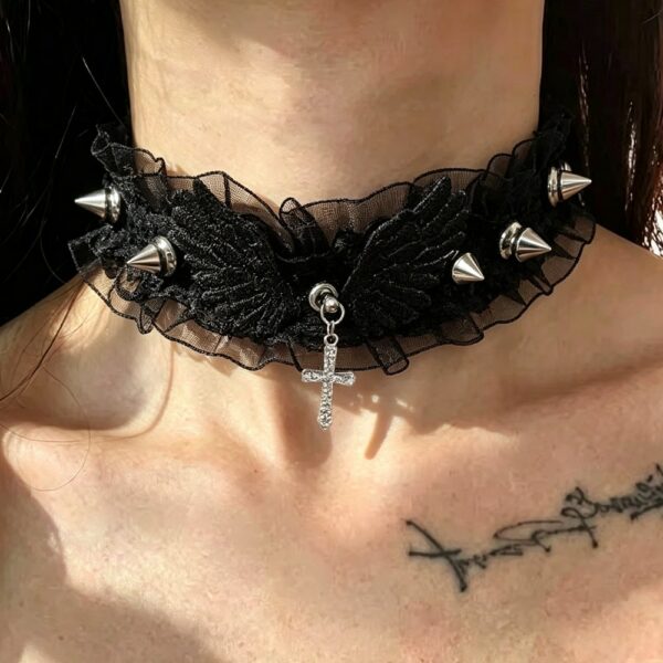 Choker z čiernej čipky s krídlami a bodcami – gotický štýl