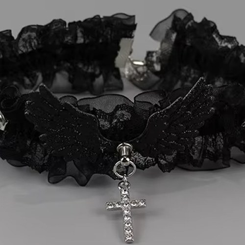 Choker z čiernej čipky s krídlami a bodcami – gotický štýl